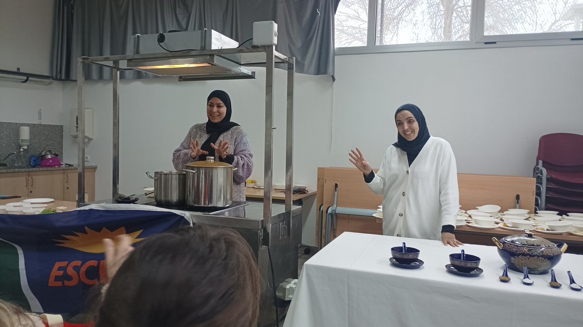 Vespa07060168's tweet photo. Avui des de V.E.S.P.A cuina marroqui
🥣Harira🍲
♥️Gràcies 
@ZohraElazzouzi
Mariam i 
Ikram♥️
Amb la col·laboració de #bonpreu i 
#Esclat https://t.co/AkJIj1myeJ