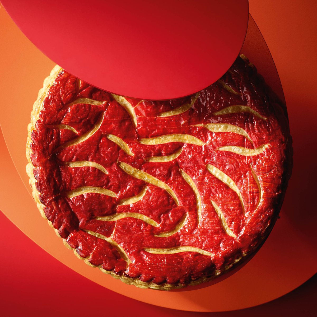 PierreHerme_FR's tweet photo. La galette se prête à une interprétation de l'Ispahan où la rose se mêle à la crème d'amande ponctuée par la vivacité des framboises et la douceur des letchis.
1/2 https://t.co/rrpx59RXpg