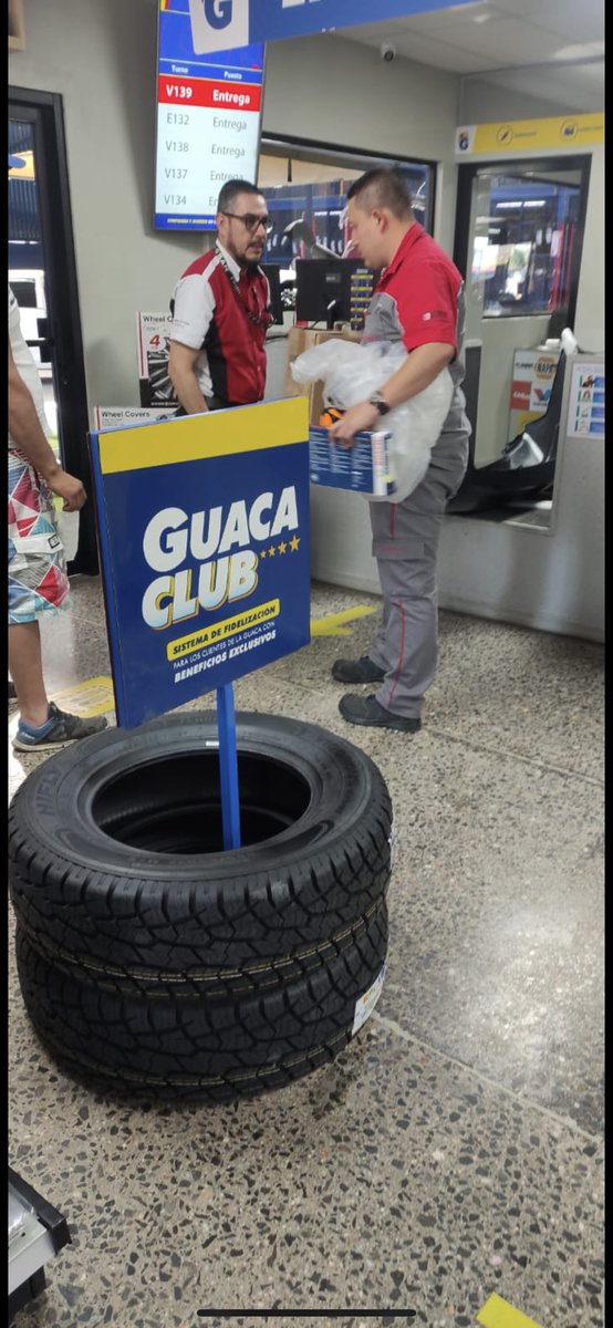 kevinruizu's tweet photo. Un compa me pasa esta foto de unos maes de la Agencia Datsun (Nissan) comprando rotulas, frenos, conjunto de clucth y bumper de un Nissan Tiida EN LA GUACAMAYA 👀 https://t.co/b4rTSm2uUV