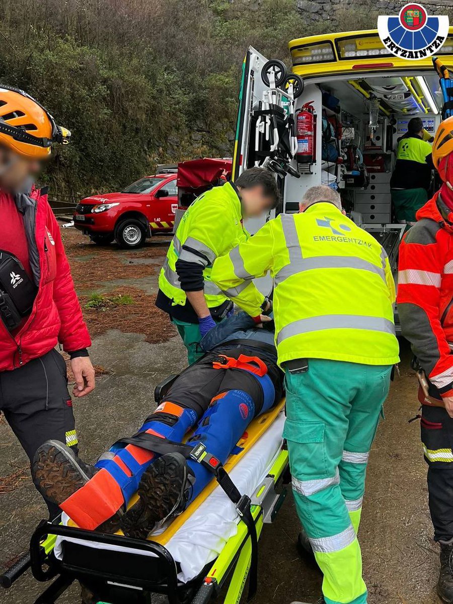 112_SOSDeiak's tweet photo. 🚔🚒🚑 #LarrialdiZerbitzuek istripua izan duen mendizale bat erreskatatu dute #Udalaitz mendian
👉 https://t.co/9SlGt2OOZc
🚔🚒🚑 Los #ServiciosDeEmergencias rescatan a un montañero accidentado en la zona del monte #Udalaitz
✳️ @ertzaintzaEJGV #ZEU #UVR @osakidetzaEJGV https://t.co/L9ScooO5eK