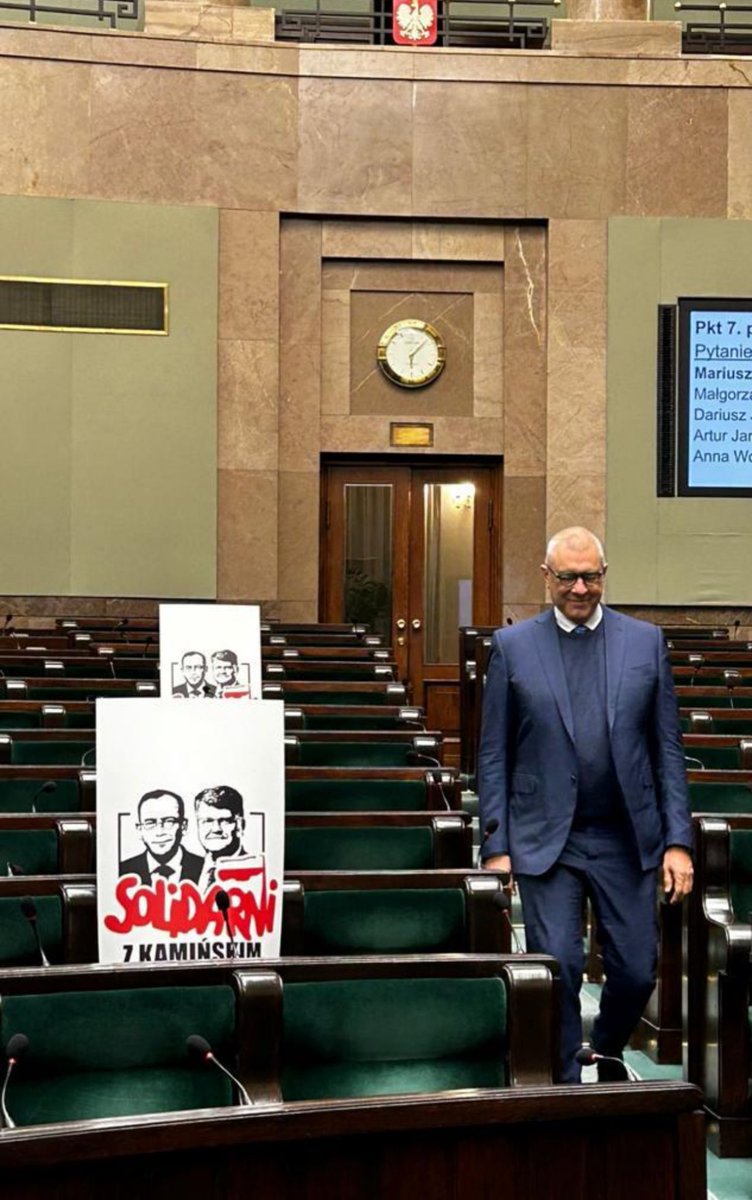 Wąsika i Kamińskiego nie ma podczas debaty o nielegalnych podsłuchach bo siedzą w więzieniu za nielegalne podsłuchy. Zostały po nich tylko plakaty. Czy pod koniec kadencji w ławach poselskich PiS zostaną tylko plakaty, a reszta “solidarnie z Kamińskim i Wąsikiem” pójdzie do celi?
