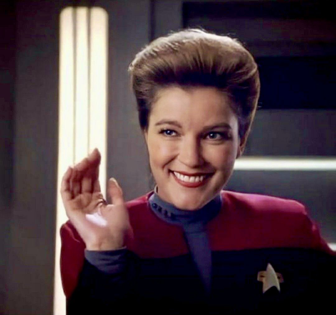 GlojoCuscuhing's tweet photo. On this Day January 16th 1995 Star Trek said Hello to its first female Captain 👏
Captain Kathryn Janeway .
#CaptainKathrynJaneway
#FirstFemaleCaptain #1995
#StartrekVoyager #Startrek
@TheKateMulgrew https://t.co/XACqU0Iy9f
