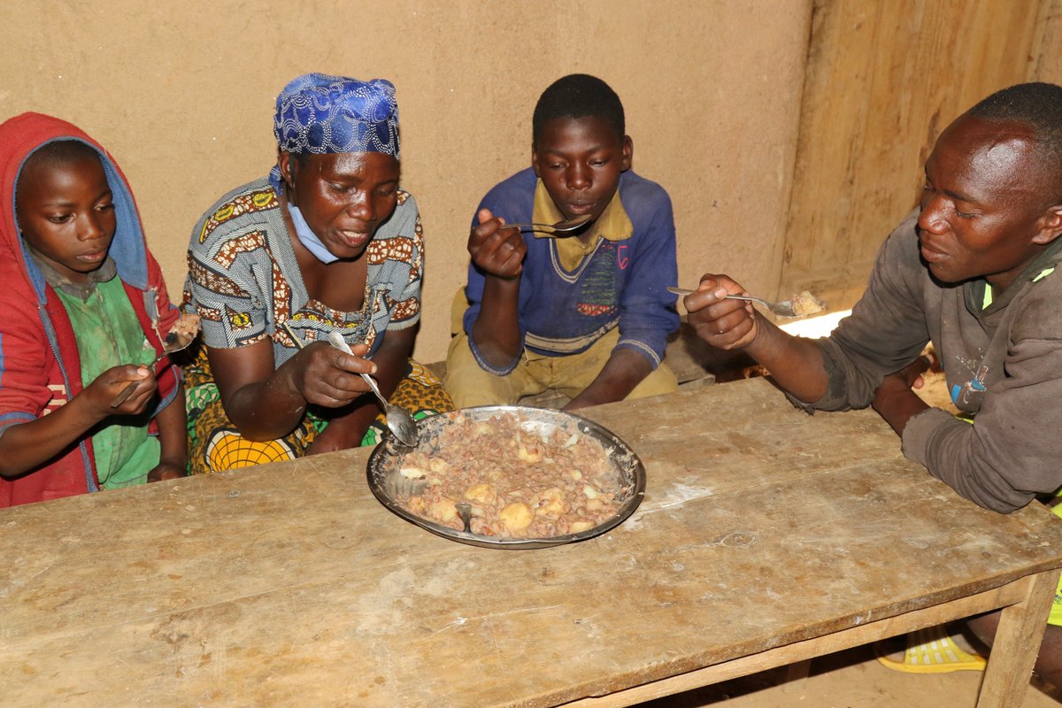 WFP_Rwanda_CD's tweet photo. Umurima wa Asteria wari warugarijwe n’isuri, umusaruro ugahora ari mucye cyane.
Umushinga wa #SMART wamubereye igisubizo!
✔️Yakorewe #amaterasi 
✔️Ahabwa imbuto z’indobanure 
✔️Akoresha ifumbire ihagije

Ubu, yishimiye ko umusaruro wiyongereye, umuryango we ukihaza mu birirwa.🥔 https://t.co/P3NrZtBceT