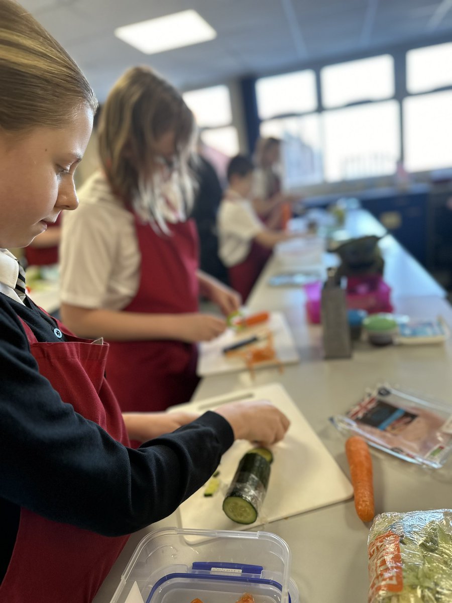 CastlefordDT's tweet photo. I know the superb food lesson for year seven. Pasta salad I was so amazed to see some of the twists to the recipes. Well done, Mrs Robinson is very proud of the skills you are acquiring #foodtechnology #CookingSkill #LifeSkills #PastaSalad https://t.co/zdm74U4bTd