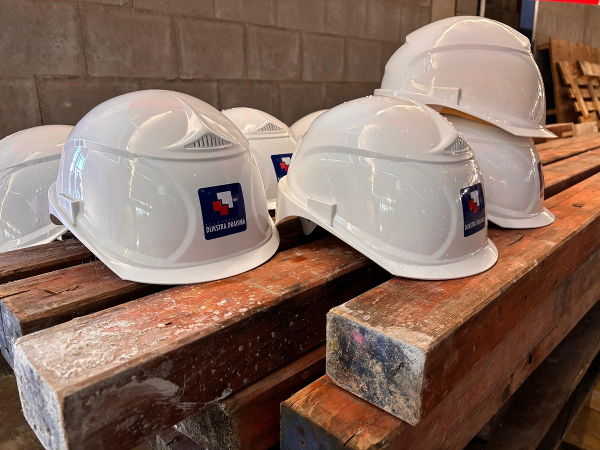 DijkstraDraisma's tweet photo. De bouw van Zwemcentrum De Welle in @_Smallingerland bereikte onlangs het #hoogstepunt. En dat vierden we vandaag! Onze collega's op de bouw genoten tijdens de lunch van een stamppotbuffet, 's middags hesen @FemkeMarijeW @PietervdZwan @BienseDijkstra @SportDrachten samen de vlag. https://t.co/NvKuZNADkK