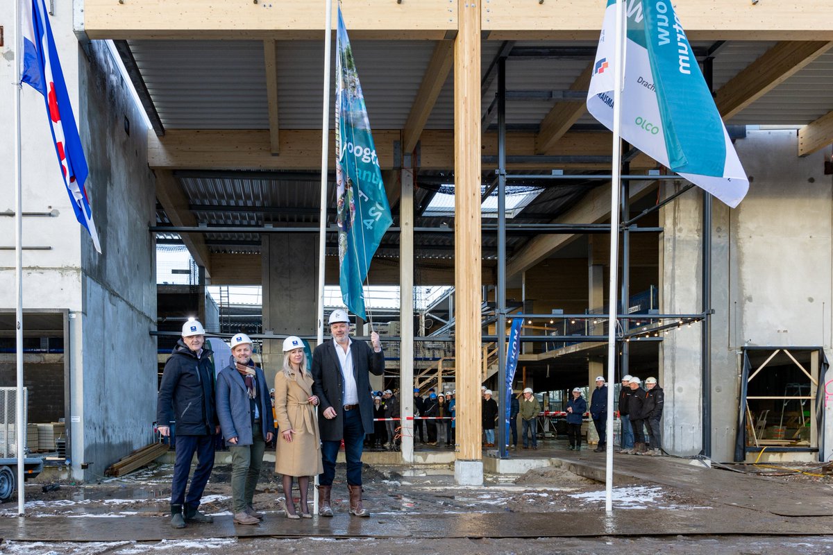 DijkstraDraisma's tweet photo. De bouw van Zwemcentrum De Welle in @_Smallingerland bereikte onlangs het #hoogstepunt. En dat vierden we vandaag! Onze collega's op de bouw genoten tijdens de lunch van een stamppotbuffet, 's middags hesen @FemkeMarijeW @PietervdZwan @BienseDijkstra @SportDrachten samen de vlag. https://t.co/NvKuZNADkK