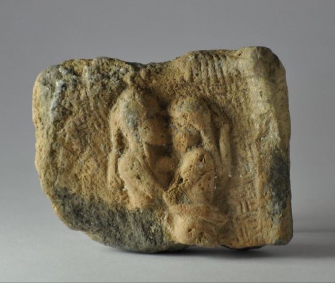 Tablilla babilónica que muestra a un hombre besando a una mujer, 2000 años AC.