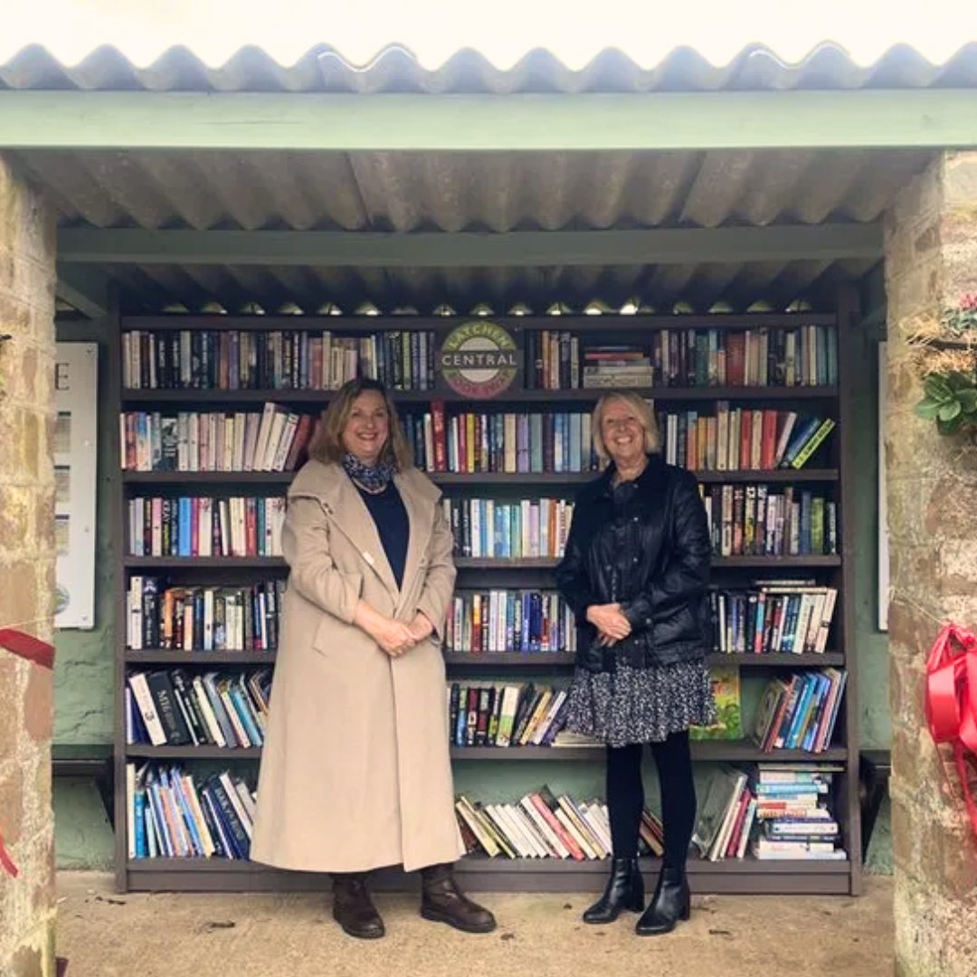 A community has transformed this “dull” bus stop into a thriving community space, including a book swap and the village noticeboard. How fantastic is this? 👏 📍 Forest Of Dean 📷: BBC News