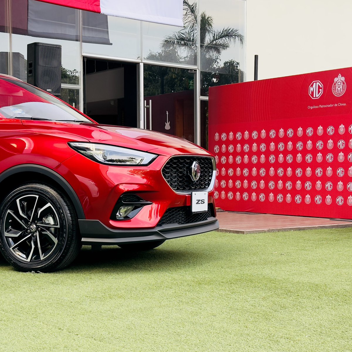 Lonso0's tweet photo. 👉🏻 MG Motor realiza entrega de unidades a #Chivas ⚽️

El día de hoy en conjunto con directivos del equipo, la marca entregó las primeras tres unidades que serán destinadas a RP y visores.

@MGMotorMx https://t.co/f7LYvGbmqz