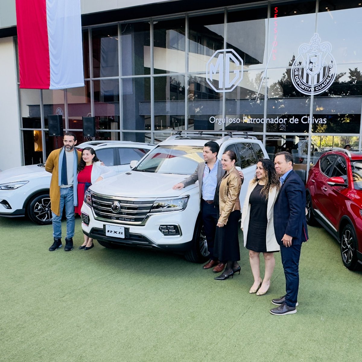 Lonso0's tweet photo. 👉🏻 MG Motor realiza entrega de unidades a #Chivas ⚽️

El día de hoy en conjunto con directivos del equipo, la marca entregó las primeras tres unidades que serán destinadas a RP y visores.

@MGMotorMx https://t.co/f7LYvGbmqz