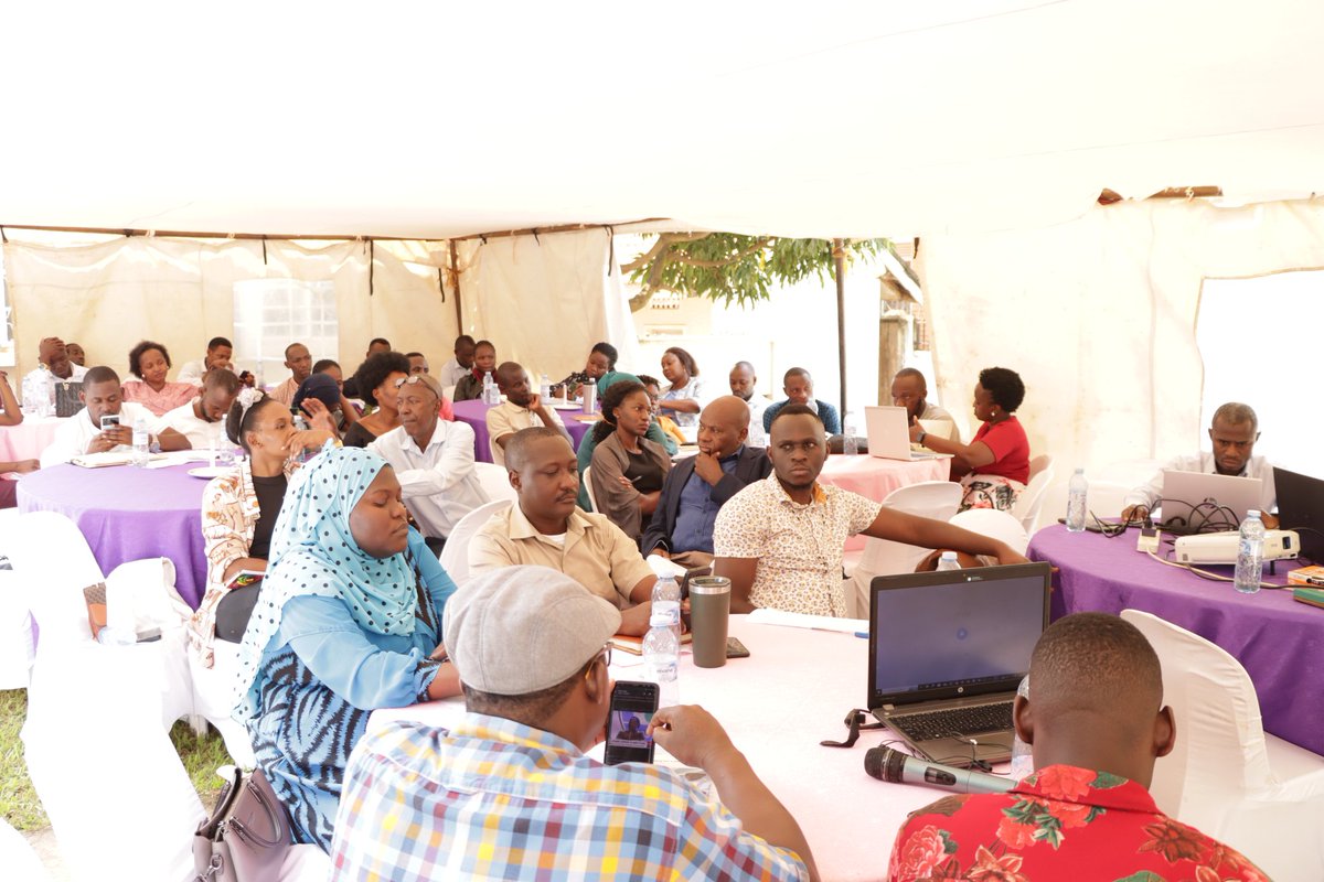 hortifreshffv's tweet photo. Remarks from ED @FredZake during the Training of Directors.

"The business we deal in is very delicate, so it is essential to always come together to mitigate the challenges we face along the way. We thank @giz_uganda for sponsoring this, and as HF we promise more of the kind." https://t.co/CtSIMSgXgM