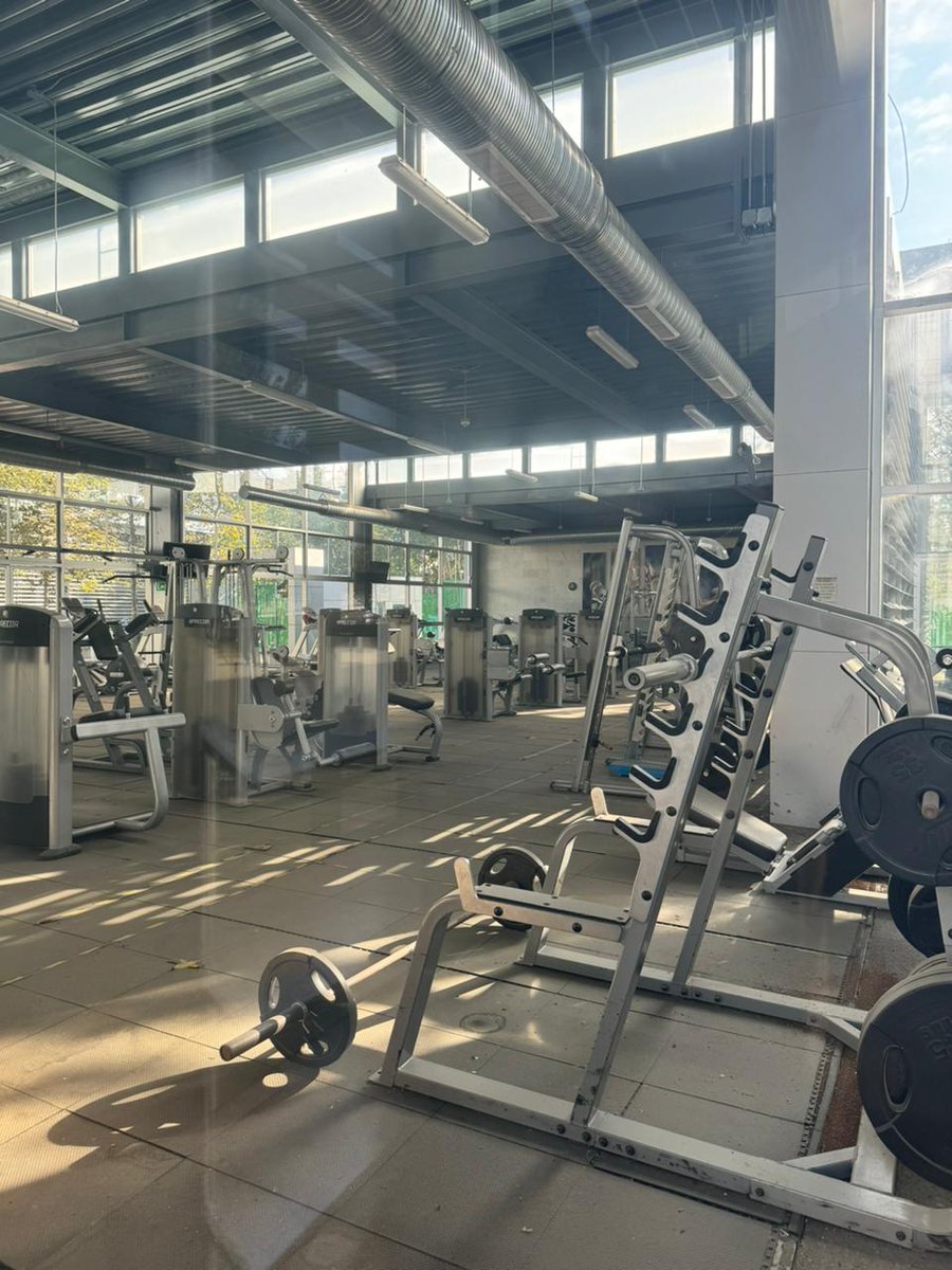 rojasayuzo's tweet photo. Como todo lo que toca la #PrimaveraOaxaqueña, el Polideportivo abandonado, sucio y sin mantenimiento, pero quieren construir un parque llamado Primavera 🤣😂🤣😂🤣

El estilo de  la #4T ha sido: abandonar lo que sirve, desmadrar lo que funciona y construir obras inútiles. https://t.co/jgMC77PaAs