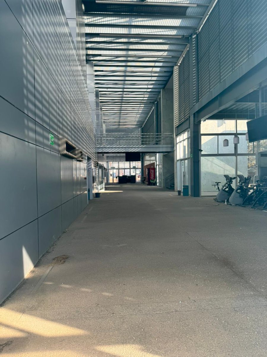 rojasayuzo's tweet photo. Como todo lo que toca la #PrimaveraOaxaqueña, el Polideportivo abandonado, sucio y sin mantenimiento, pero quieren construir un parque llamado Primavera 🤣😂🤣😂🤣

El estilo de  la #4T ha sido: abandonar lo que sirve, desmadrar lo que funciona y construir obras inútiles. https://t.co/jgMC77PaAs