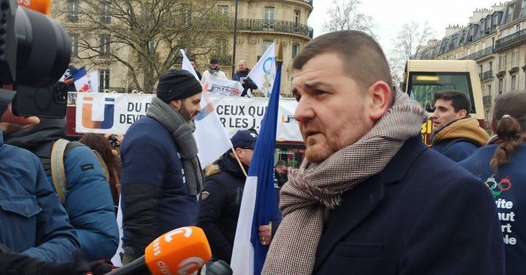 force_ouvriere's tweet photo. #JO2024: les #policiers FO organisent leur cérémonie d’ouverture de la contestation.

Ils dénoncent notamment le manque de visibilité sur la mobilisation des forces de l’ordre durant les JO et exigent une prime compensatoire de 1 500 euros pour tous.
>> https://t.co/CJN2zroamc https://t.co/DTVQ2kDtkA