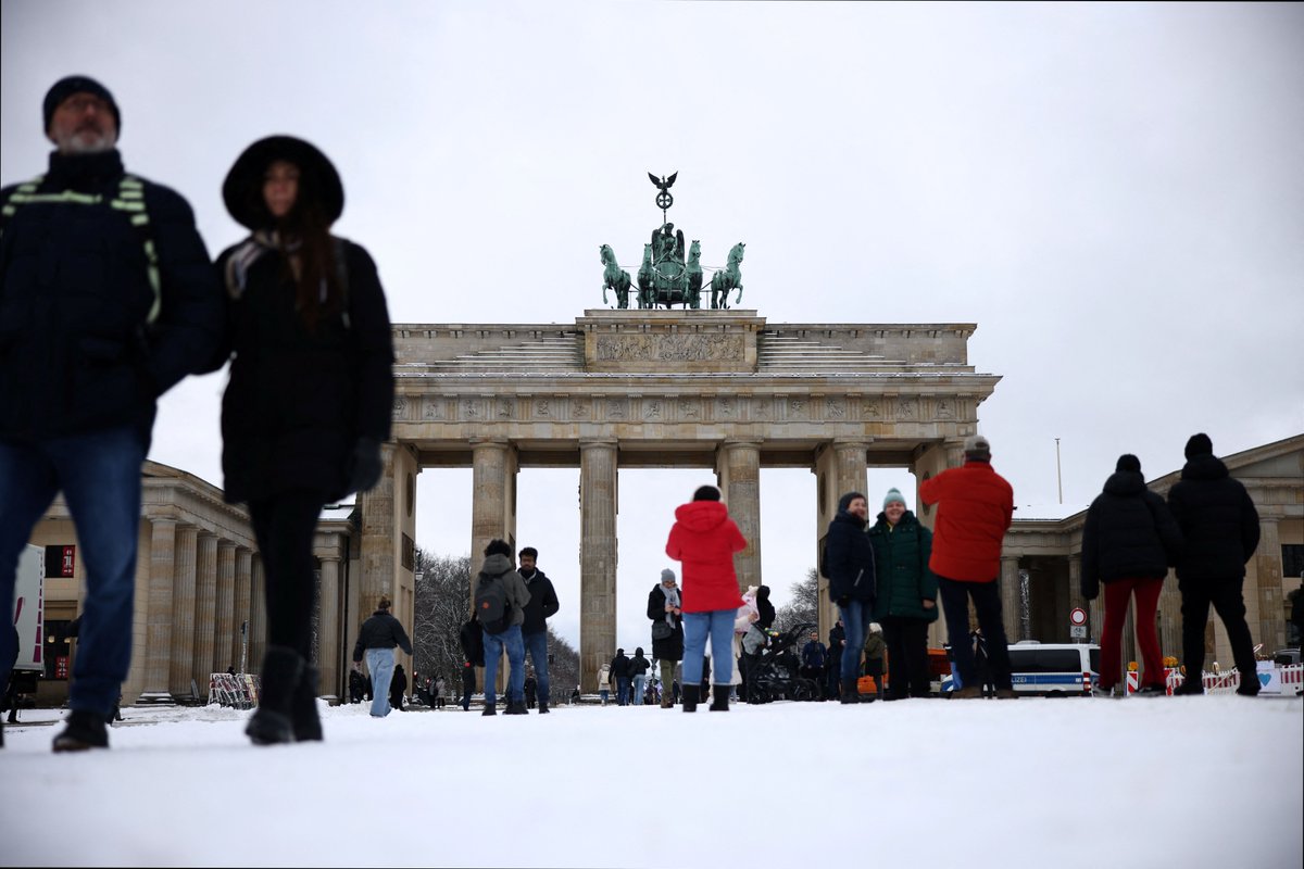 latercera's tweet photo. Alemania, en “shock” tras revelarse plan extremista para deportar a millones de extranjeros https://t.co/pCslLgaFsJ https://t.co/qpntnpC18A
