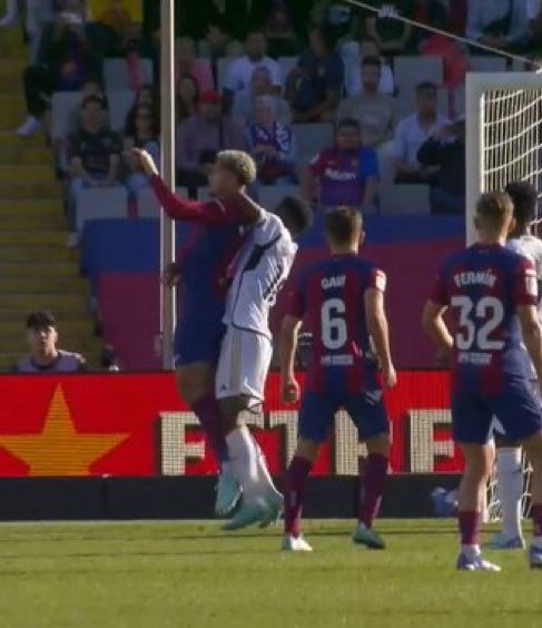 HoyEnDeportes4's tweet photo. ➡️ A la izquierda penalti.
➡️ A la derecha no penalti.

¡HALA MADRID Y NADA MÁS! https://t.co/GWKog4h113
