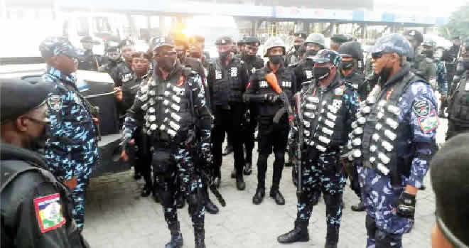 Arthur2good8's tweet photo. Dear @Princemoye1 @PoliceNG @officialABAT these are your men deployed by you to fight peaceful protesters. Nigerians are being kidnapped and killed, yet we can see these men fighting the real terrorist, so all the force and your military might are for only peaceful protesters. https://t.co/P2Z3bTzt1h