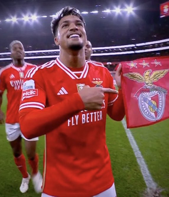 1amorbenfica's tweet photo. MARCOS LEONARDO A MARCAR NA SUA ESTREIA COM O MANTO SAGRADO !! 😍🦅 https://t.co/OBf1543BQh