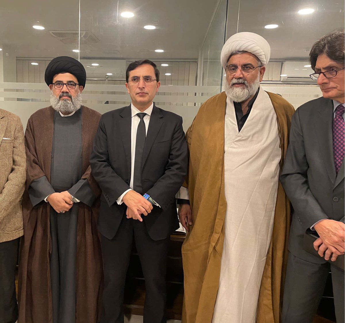 Skiper786's tweet photo. علامہ محمد ناصر کہے رہے عمران خان کا آخری سانس تک ساتھ نبھائیں گے 

کسی کی اتنی جرت نہیں کہ ہم سے پریس کانفرنس کروا سکے https://t.co/mnAdv2Whts