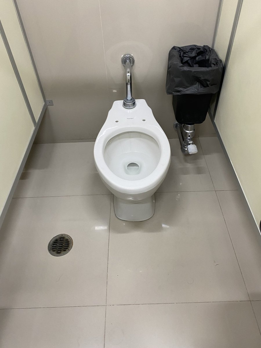SebastAG's tweet photo. @AlcaldiaMHmx baños del parque Lincoln sin asiento en la taza https://t.co/xnI9AppMfV