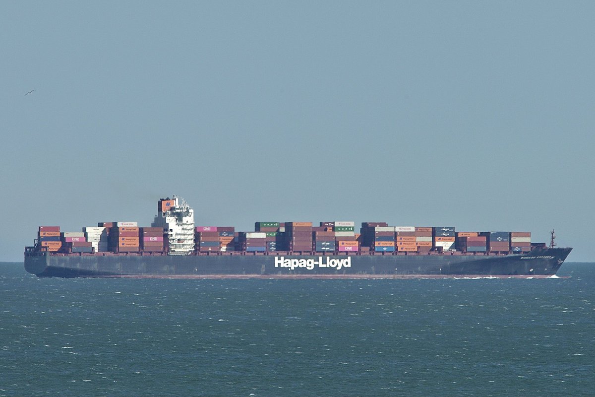 johnmorgan726's tweet photo. The CHICAGO EXPRESS, IMO:9295268 a 336 meter Colombo Express-class #ContainerShip en route to Savannah, Georgia USA, flying the flag of Germany π©πͺ. #HapagLloyd #ChicagoExpress #ShipsInPics https://t.co/96asKIAvtU