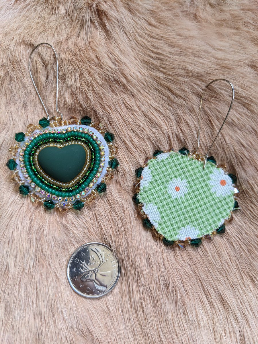 these suuuuper sparkly green heart earrings 💚