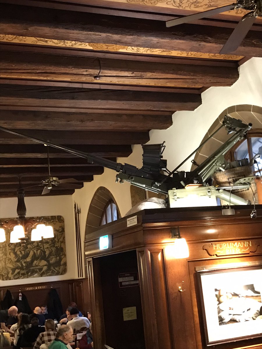 JBVallet's tweet image. Pourquoi donc y a t il une batterie anti aérienne dans un des plus grands restos de Zurich ?