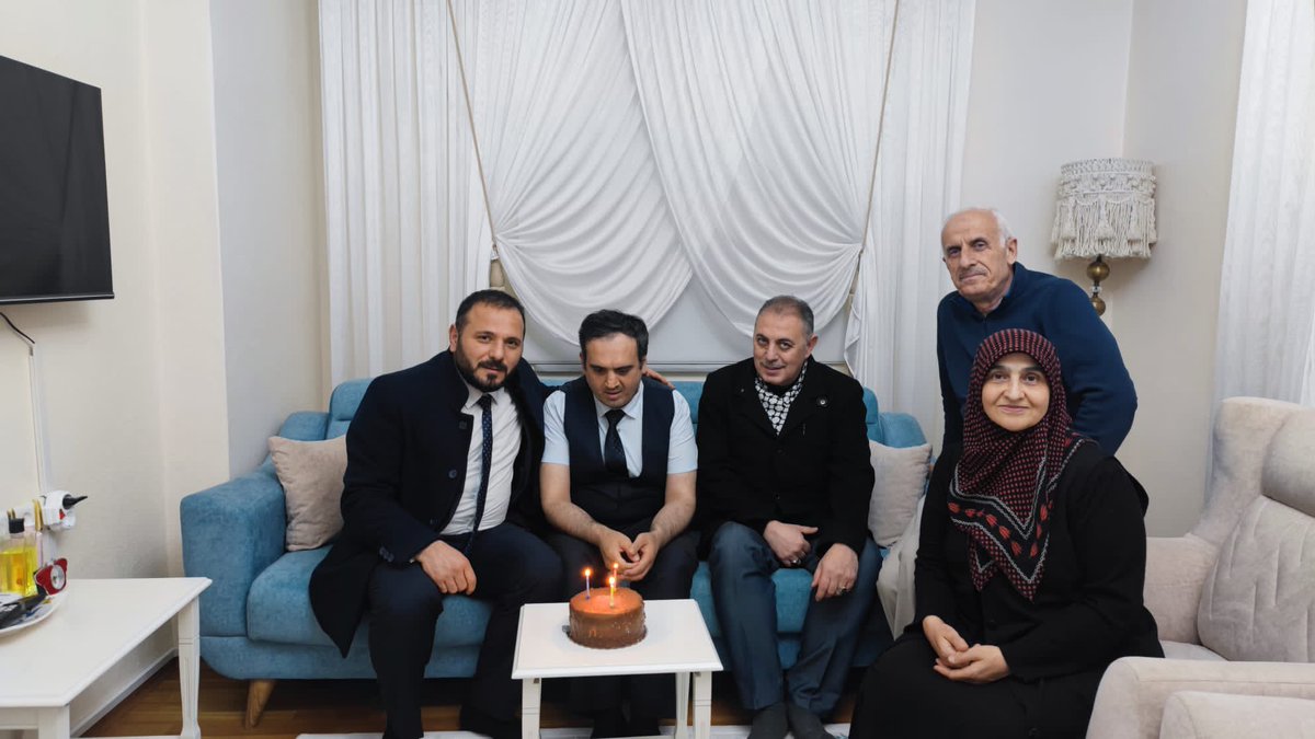 akkadingursu's tweet photo. İlçe Başkanımız Erkan Şekeroğlu ,Kadın Kolları Başkanımız Zehra Aslan ve Sosyal Politikalar Başkanımız Fatih Şahin ile birlikte Gönül Köprüsü projesi kapsamında Salih Çakmak kardeşimizin Doğum gününü kutladık.
#AKPartiGürsu
#AKKadınGürsu https://t.co/NgyxIp1WgE