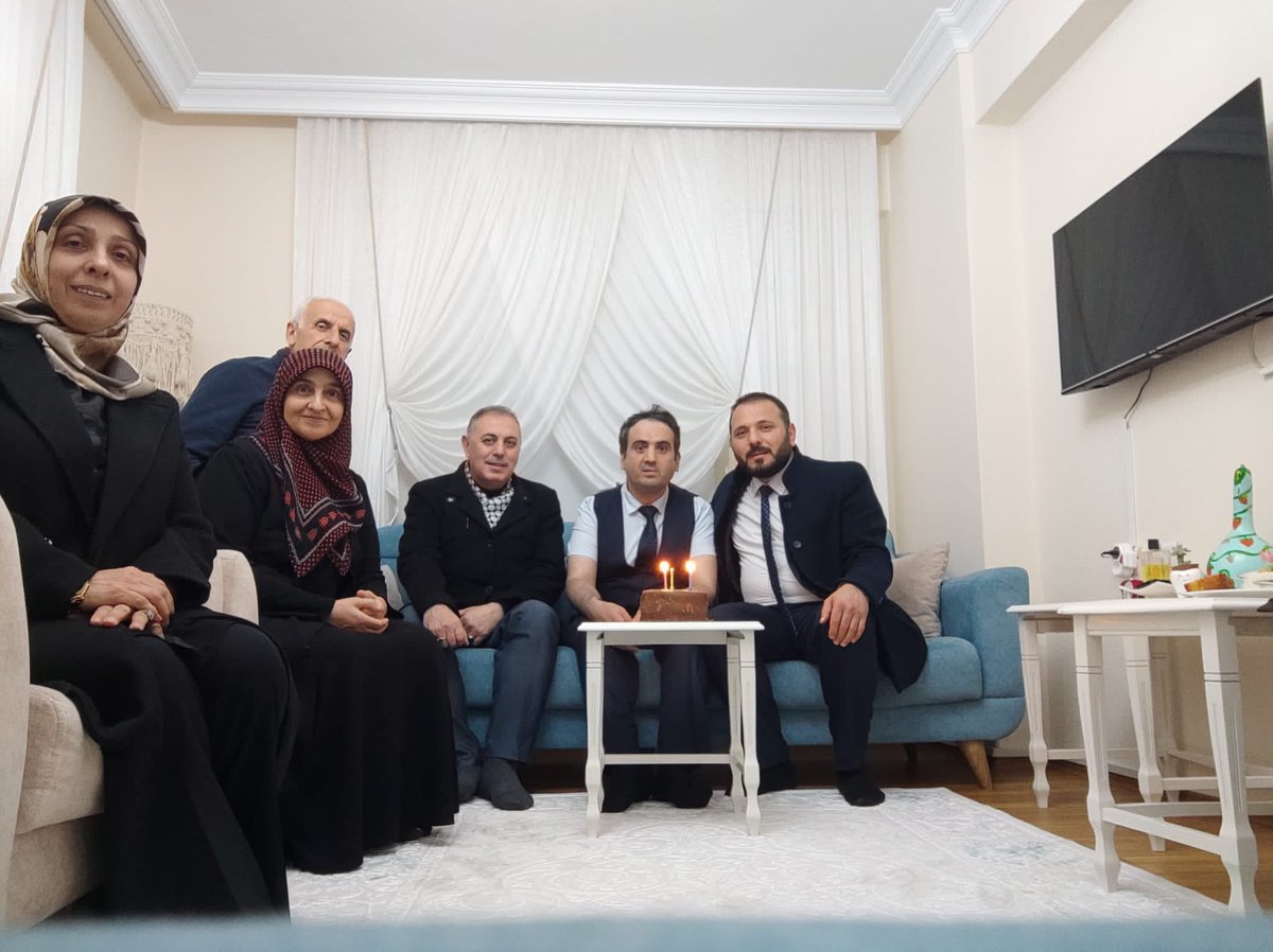 akkadingursu's tweet photo. İlçe Başkanımız Erkan Şekeroğlu ,Kadın Kolları Başkanımız Zehra Aslan ve Sosyal Politikalar Başkanımız Fatih Şahin ile birlikte Gönül Köprüsü projesi kapsamında Salih Çakmak kardeşimizin Doğum gününü kutladık.
#AKPartiGürsu
#AKKadınGürsu https://t.co/NgyxIp1WgE