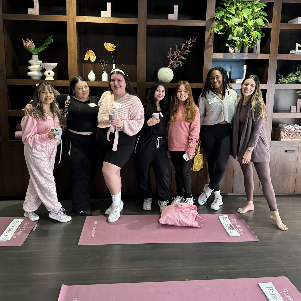 📸 Sharing a moment of comfort with the community. 💖✨ The team can't wait to meet more of you! Stop by for the final day of the Comfort Club in LA until 6 pm 🤗