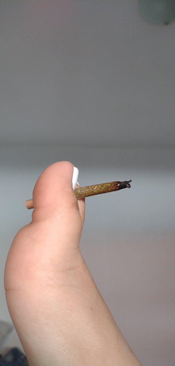 amandasfeet__'s tweet photo. would you smoke it? #feetholdingthings #stoners #feetfetish #foot #feetpic #feetsub #feetpicsforsales #feetworshi̇p https://t.co/3n2dMBCX4F