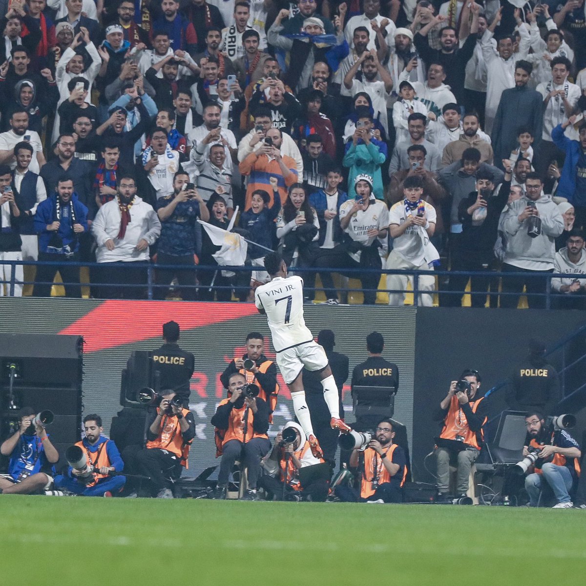 PortaIBlanco's tweet photo. Gol à la R9. Comemoração à la CR7.

Apenas no #RealMadrid. 🤍 https://t.co/HGDTEQtZC7