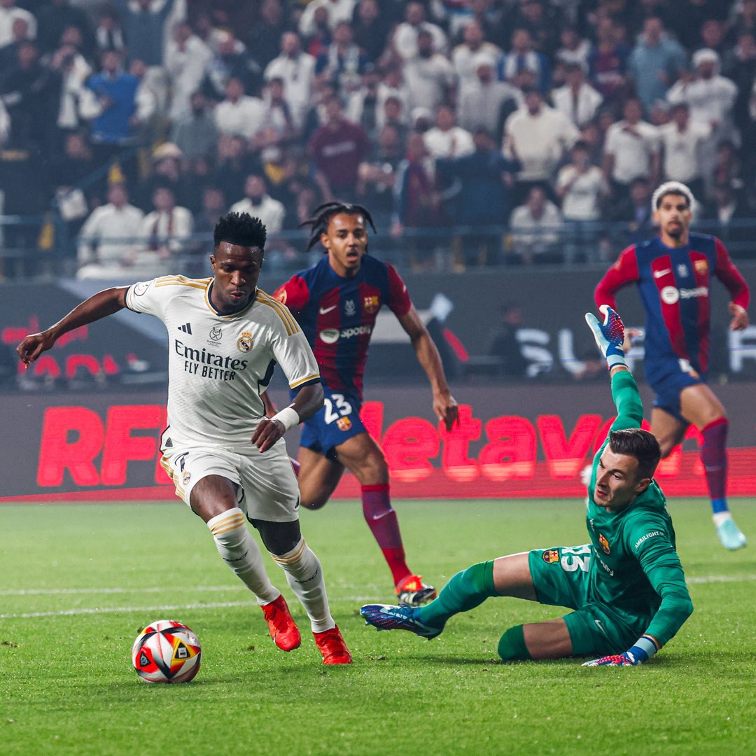 PortaIBlanco's tweet photo. Gol à la R9. Comemoração à la CR7.

Apenas no #RealMadrid. 🤍 https://t.co/HGDTEQtZC7