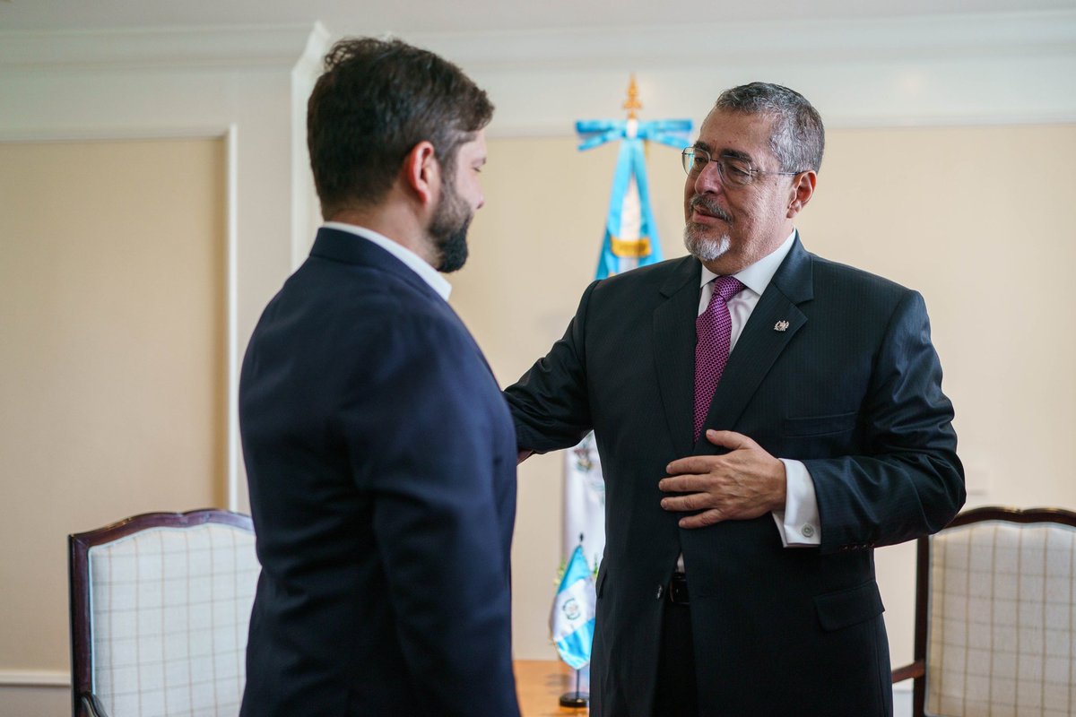Archivo20222026's tweet photo. Por la histórica amistad entre Chile y Guatemala y el fortalecimiento de la democracia en Latinoamérica.

Presidente @GabrielBoric se reúne en Ciudad de Guatemala con el Presidente electo, Bernardo Arévalo (@BArevalodeLeon), previo a su toma de posesión. https://t.co/VpT5cpvZHN
