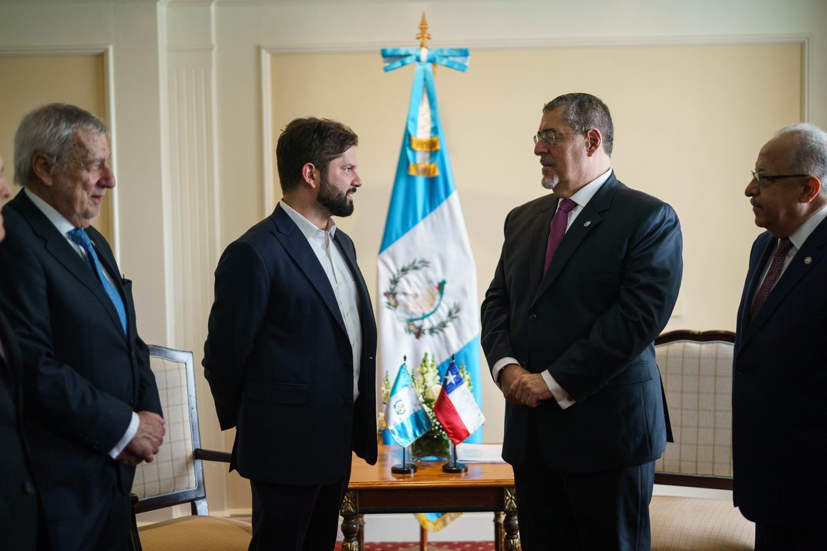 Archivo20222026's tweet photo. Por la histórica amistad entre Chile y Guatemala y el fortalecimiento de la democracia en Latinoamérica.

Presidente @GabrielBoric se reúne en Ciudad de Guatemala con el Presidente electo, Bernardo Arévalo (@BArevalodeLeon), previo a su toma de posesión. https://t.co/VpT5cpvZHN