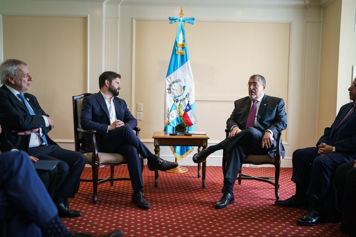 Por la histórica amistad entre Chile y Guatemala y el fortalecimiento de la democracia en Latinoamérica.

Presidente <a href="/GabrielBoric/">Gabriel Boric Font</a> se reúne en Ciudad de Guatemala con el Presidente electo, Bernardo Arévalo (<a href="/BArevalodeLeon/">Bernardo Arévalo</a>), previo a su toma de posesión.