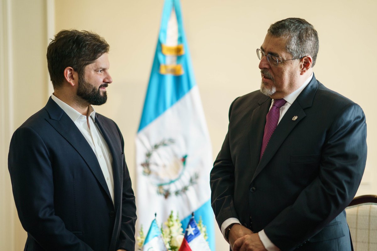 Archivo20222026's tweet photo. Por la histórica amistad entre Chile y Guatemala y el fortalecimiento de la democracia en Latinoamérica.

Presidente @GabrielBoric se reúne en Ciudad de Guatemala con el Presidente electo, Bernardo Arévalo (@BArevalodeLeon), previo a su toma de posesión. https://t.co/VpT5cpvZHN