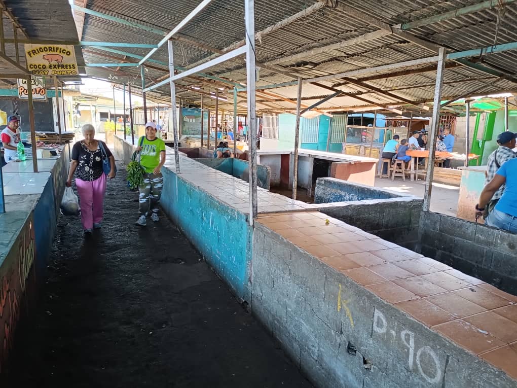 jabrito_95's tweet photo. Comerciantes del mercado de San Félix están afectados por el mal estado de sus instalaciones.

Durante los primeros días de enero han reportado ventas muy bajas, debido al poco flujo de clientela. https://t.co/T7ZzoGSeAr