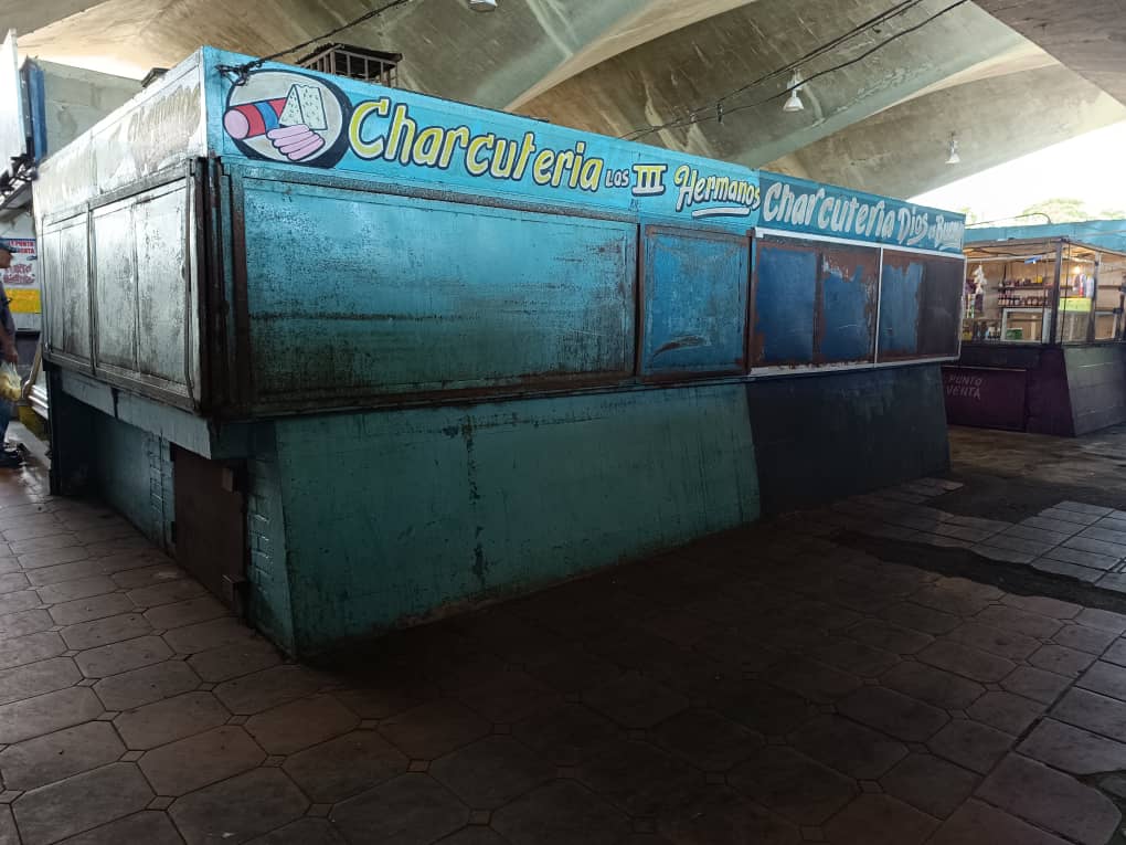 jabrito_95's tweet photo. Comerciantes del mercado de San Félix están afectados por el mal estado de sus instalaciones.

Durante los primeros días de enero han reportado ventas muy bajas, debido al poco flujo de clientela. https://t.co/T7ZzoGSeAr