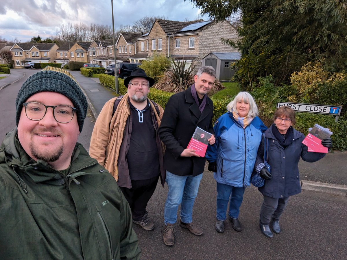 🌹 WE NEED CHANGE 🌹

Great to be speaking to residents in chilly Old Glossop today with <a href="/Jon4HighPeak/">Jon Pearce MP</a>.

People understand the potential from a GM-style mayor for Derbyshire. Looking forward to getting <a href="/ClaireWard4EM/">Claire Ward</a> elected, along <a href="/NicolleNdiweni/">Nicolle Ndiweni-Roberts</a> as Police &amp; Crime Commissioner🌹