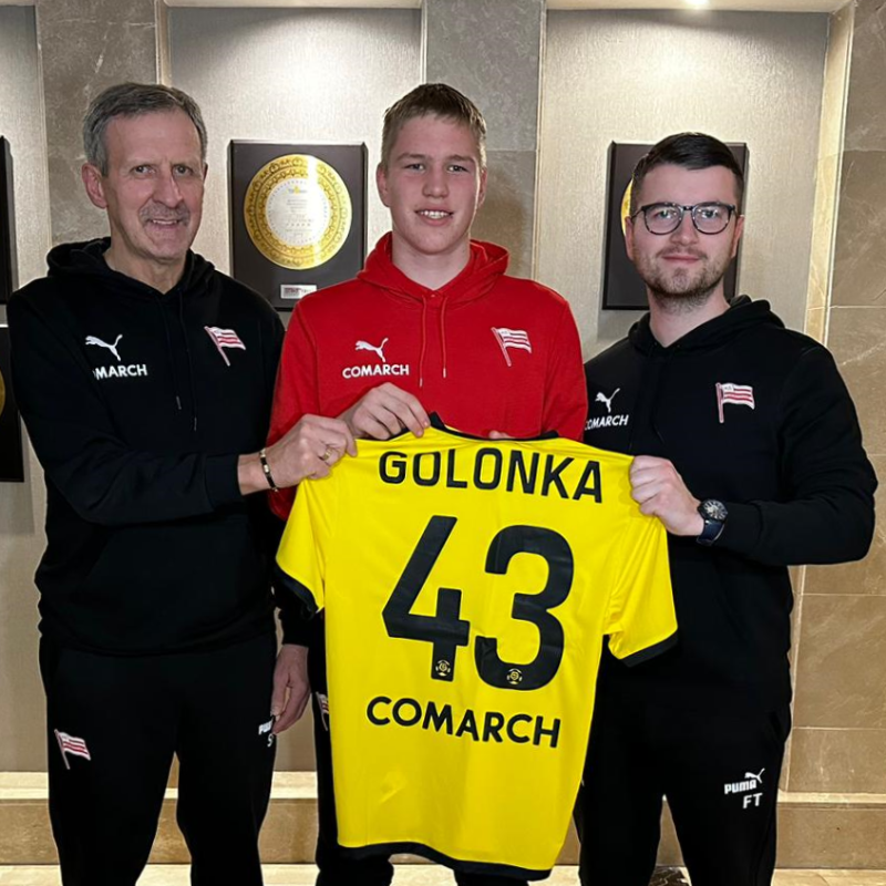 KSCracoviaSA's tweet photo. ⚪️🔴 Konrad Golonka podpisał 3-letni, zawodowy kontrakt z Najstarszym Klubem Sportowym w Polsce.