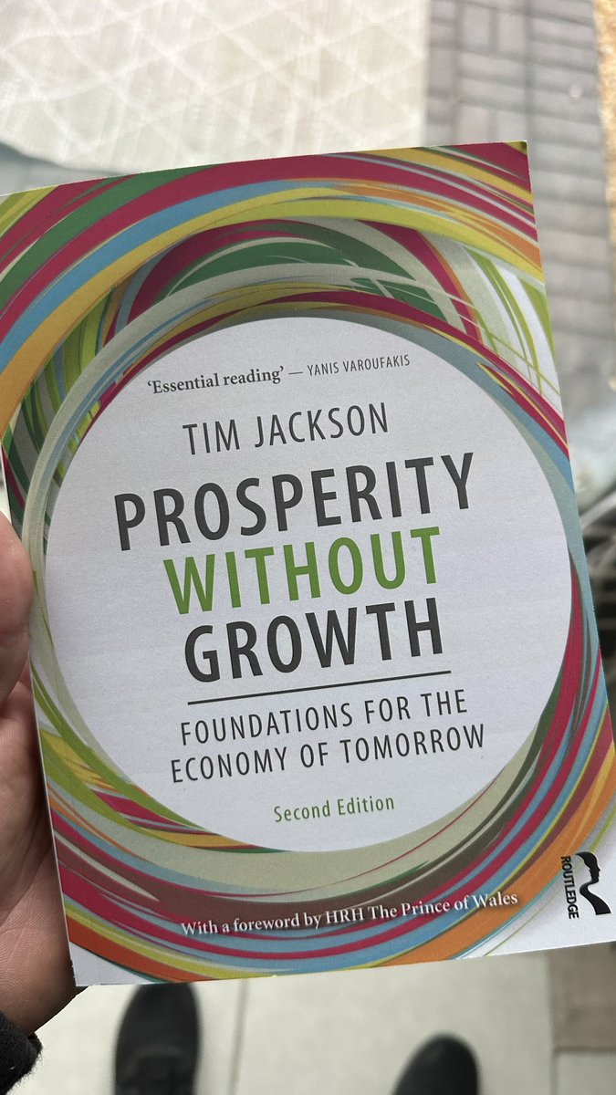 avtperu2026's tweet photo. ¿Es posible la prosperidad sin crecimiento? Este interesante libro de #timjackson muestra una forma sostenible de convivencia orientada al bien común, una alternativa al consumismo desbordado https://t.co/p61VwhNBAV
