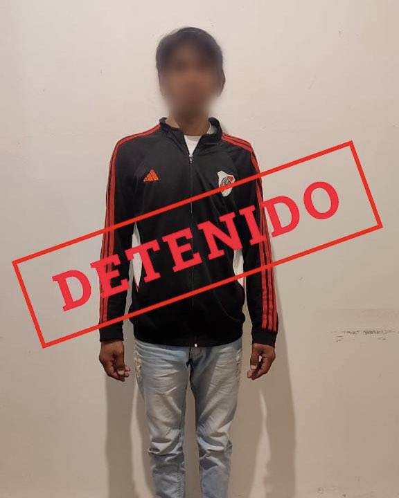 PatoBullrich's tweet photo. LA MANO DERECHA DE JONES HUALA, DETENIDA

Gonzalo Fabián Coña era el segundo al mando de la organización de Jones Huala. Se encontraba fuertemente armado y tenía un pedido de captura por usurpación. Fue detenido por Gendarmería en Santa Cruz.

Ley y orden: el que las hace, las paga.