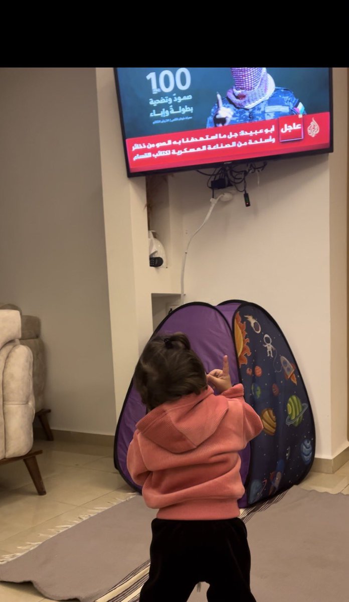 SuppressedNws's tweet photo. She was watching Abu Obaida’s speech and imitating his hand gestures 😭❤️ https://t.co/er3Ub47FeA