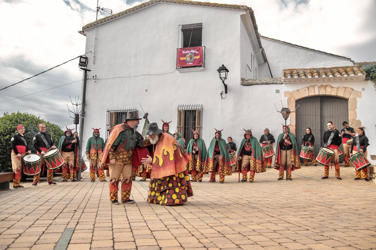 CollaJoveRibes's tweet photo. Ara, sí. La Festa Major de Sant Pau 2024 ja està en marxa. Tothom a penjar el domàs al balcó. Si encara no el teniu, podreu trobar-lo a partir de dimecres a la tarda a la nostra patrocinadora Papereria Ninfa. Deixem Ribes engalanat. 🏴‍☠️🔥
📸 @JuliaLucas23 
#BallDeDiables
#SPRibes https://t.co/J30A1avJCM