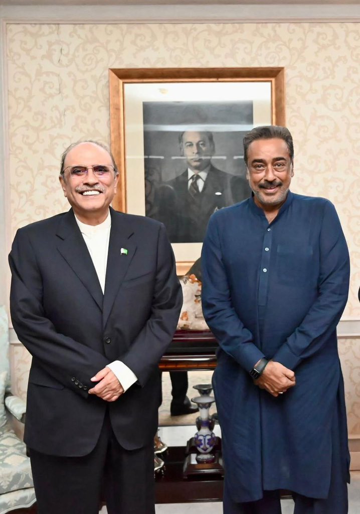 AsifAliZerdari's tweet photo. پاکستان پیپلز پارٹی این اے 198 گھوٹکی کے امیدوار میر خالد احمد خان لونڈ کی سابق صدر مرد حر جناب آصف علی زرداری صاحب سے کراچی بلاول ہاؤس میں ملاقات ،

موجودہ سیاسی صورتحال اور آنے عام انتخابات کے حوالے سے تبادلہ خیال ،
@KhalidKhanLound https://t.co/t5Q5IZPP9C