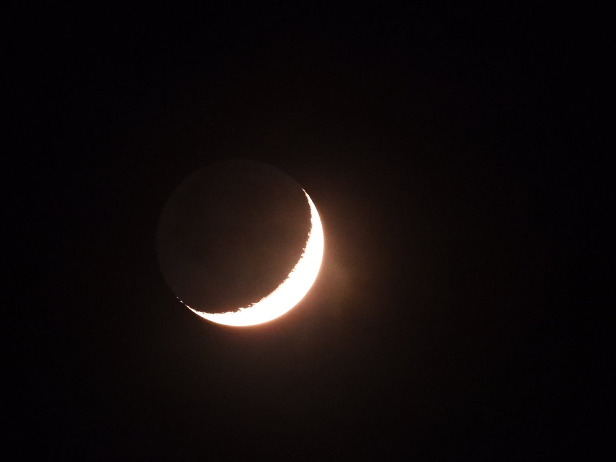 Pacificsun2's tweet photo. Moon &amp; Saturn conjonction
Moon at 14,4% illumination https://t.co/WASNTQaQa7