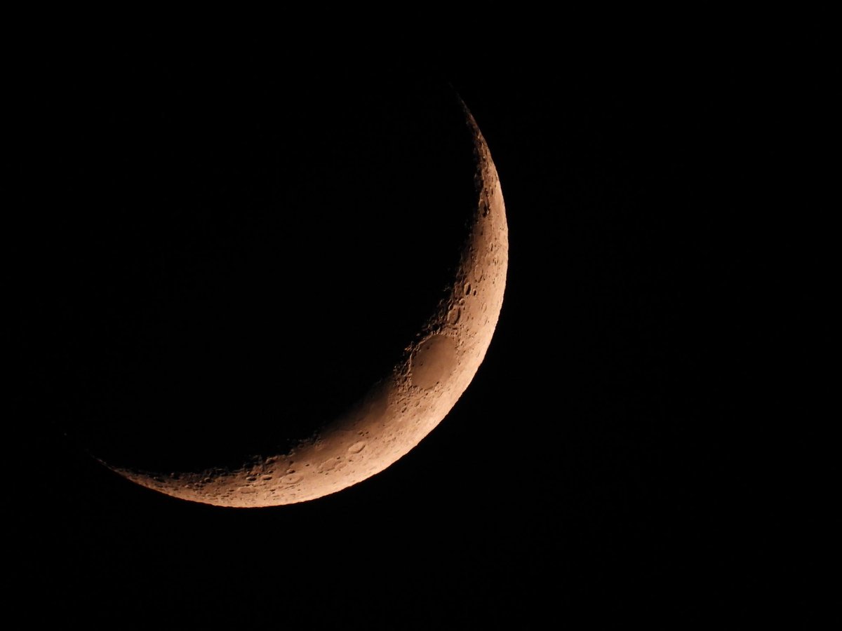 Pacificsun2's tweet photo. Moon &amp; Saturn conjonction
Moon at 14,4% illumination https://t.co/WASNTQaQa7