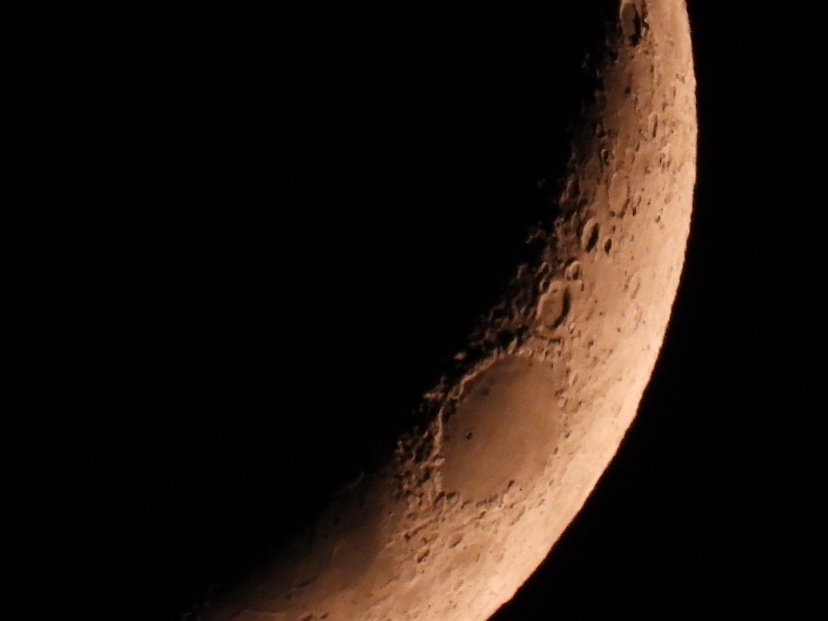 Pacificsun2's tweet photo. Moon &amp; Saturn conjonction
Moon at 14,4% illumination https://t.co/WASNTQaQa7
