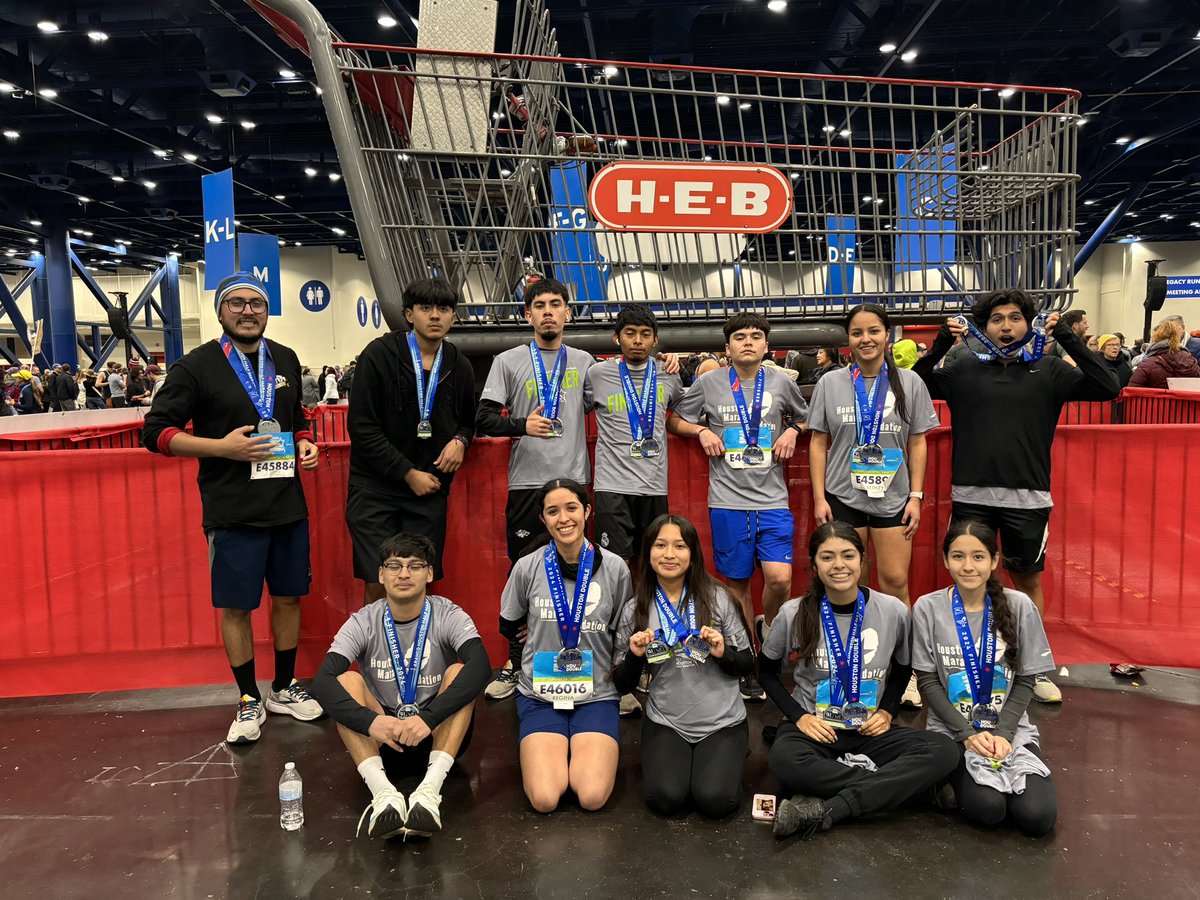 ChavezHS_HISD's tweet photo. Proud of our 🐺’s for running 🏃🏃‍♀️ the @HoustonMarathon and completing the 5K or half marathon! https://t.co/YK0A5wPQlE